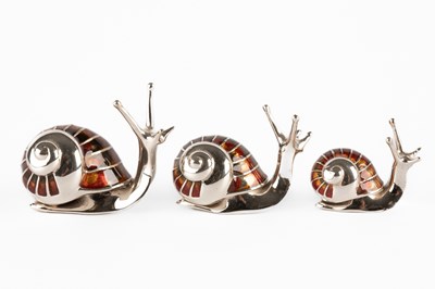Lot 230 - A set of three graduated Saturno silver and enamel snails