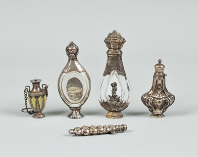 Lot 395 - A Victorian hardstone mounted silver scent bottle