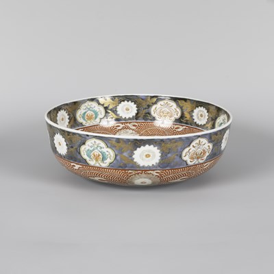 Lot 227 - A Japanese Imari bowl