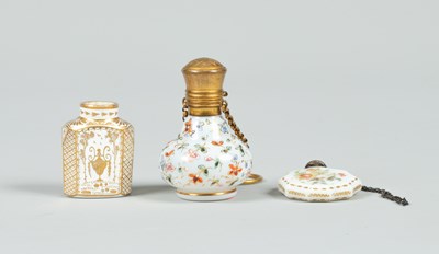 Lot 400 - An opaline glass baluster-shaped scent bottle