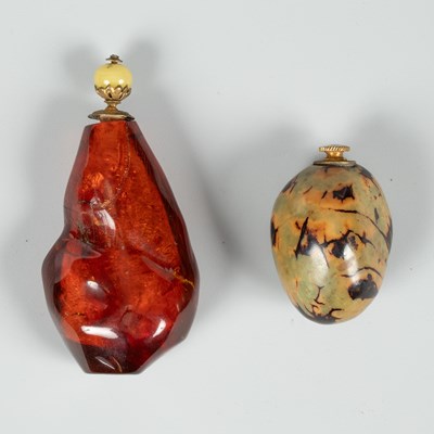 Lot 413 - A natural amber scent bottle