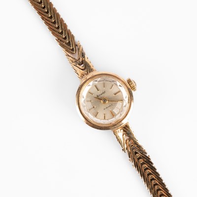 Lot 198 - A 9ct yellow gold lady's Accurist wristwatch