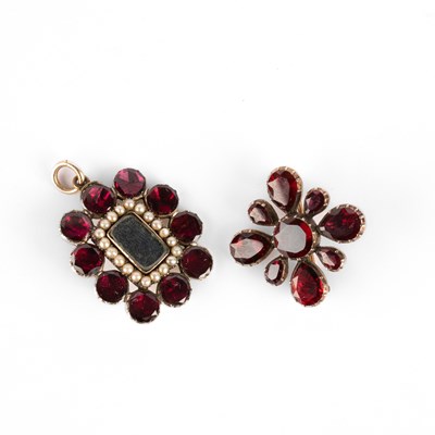 Lot 239 - A late Georgian garnet and seed pearl memorial brooch