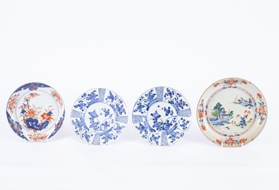 Lot 221 - A pair of Chinese export blue and white plates