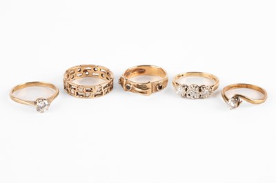 Lot 280 - Five yellow metal gem set rings