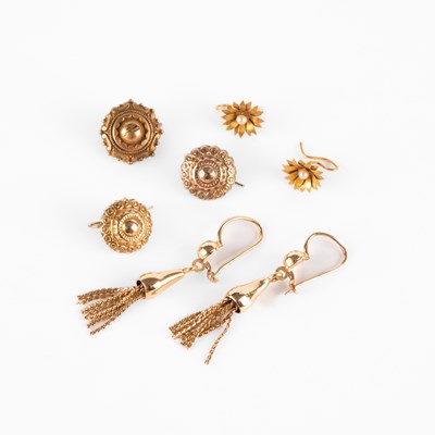 Lot 289 - A group of yellow metal earrings