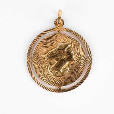 Lot 293 - A yellow metal pendant