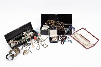 Lot 295 - A collection of costume jewellery