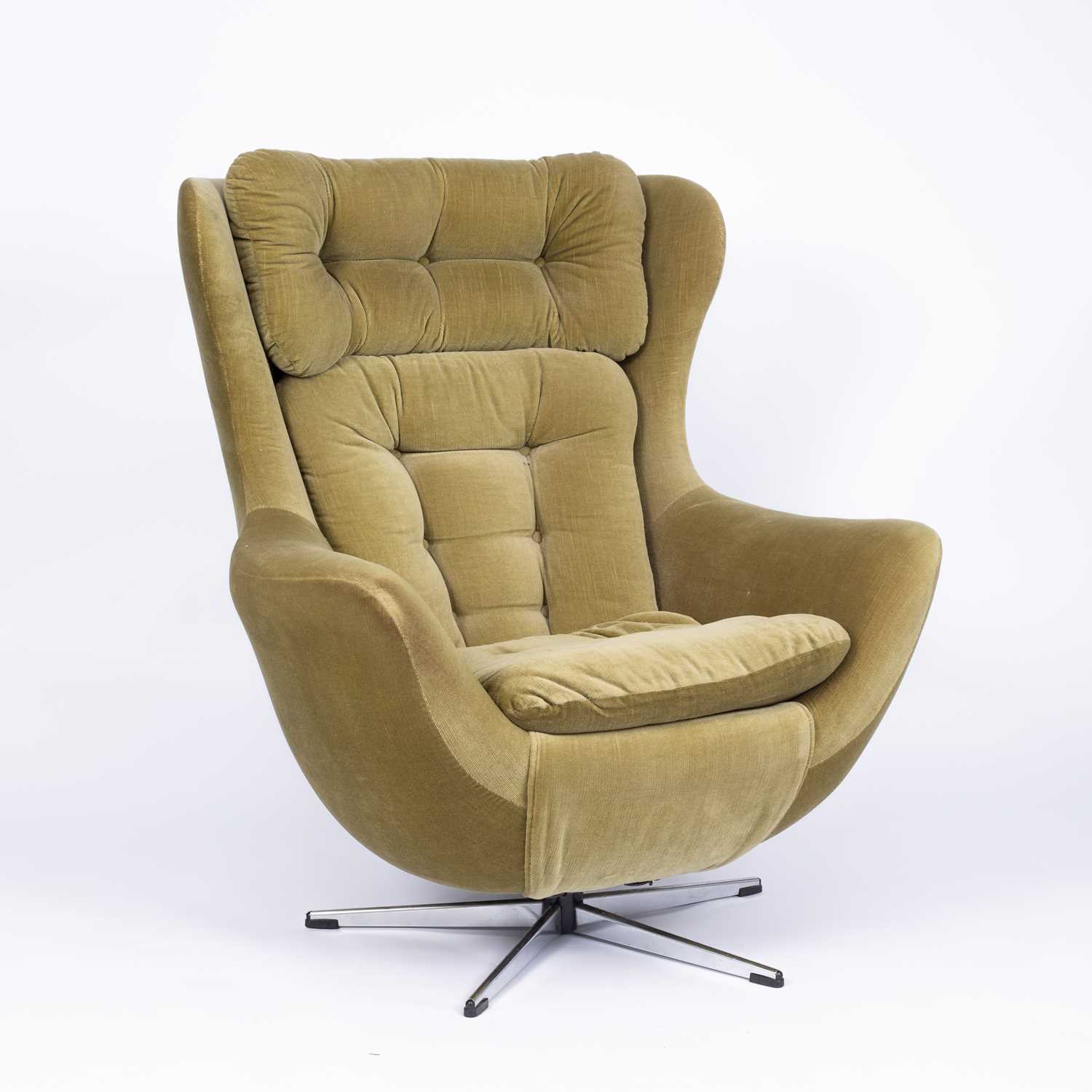 Lot 49 - A Parker Knoll egg chair in green