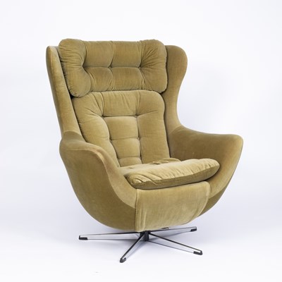 Lot 49 - A Parker Knoll egg chair in green