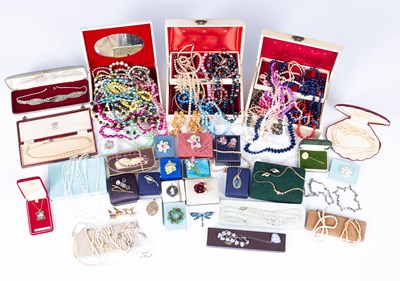 Lot 63 - A box of assorted costume jewellery