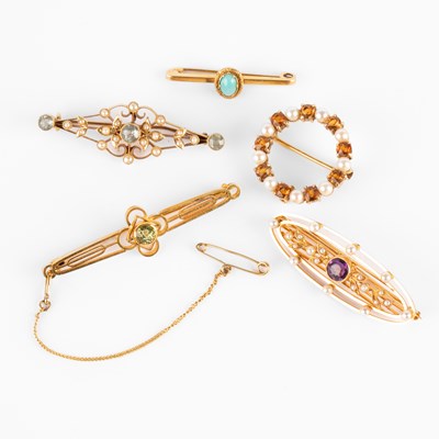 Lot 339 - A collection of Victorian and later brooches