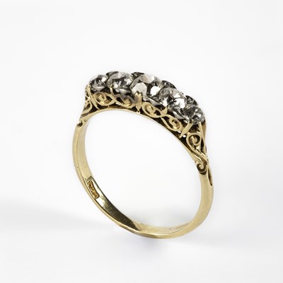 Lot 345 - A Victorian yellow metal and diamond five stone ring