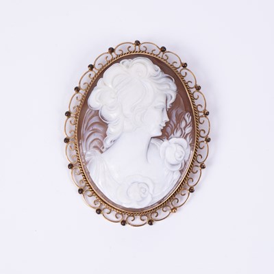 Lot 95 - A 1970s shell cameo brooch