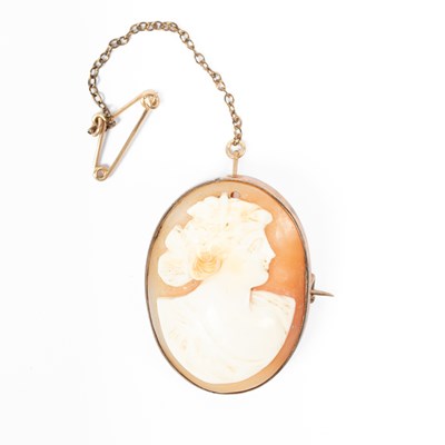 Lot 96 - A small shell cameo brooch