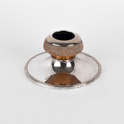 Lot 113 - An Edwardian silver capstan vesta stand