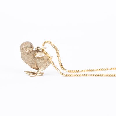 Lot 107 - A 9ct gold pendant of chick form
