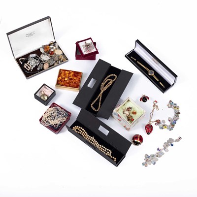 Lot 111 - A quantity of costume jewellery