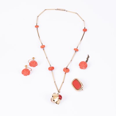 Lot 112 - A 9ct gold and coral necklace