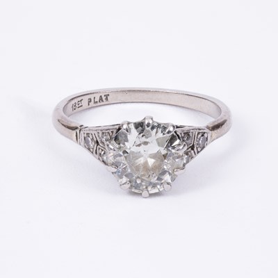 Lot 126 - A diamond solitaire ring in 18ct white gold and platinum