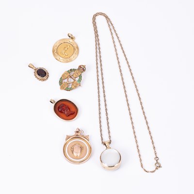 Lot 118 - A 9ct rose gold medallion