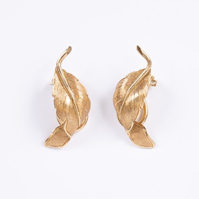 Lot 121 - A pair of 18ct gold ear clips