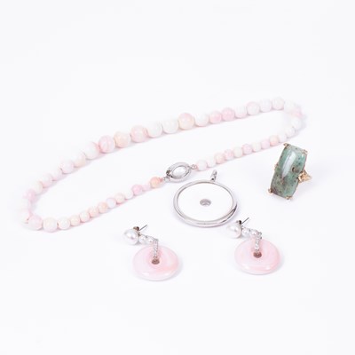 Lot 125 - A green stone ring