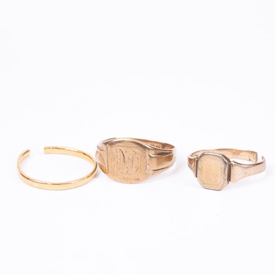 Lot 68 - A 9ct gold signet ring