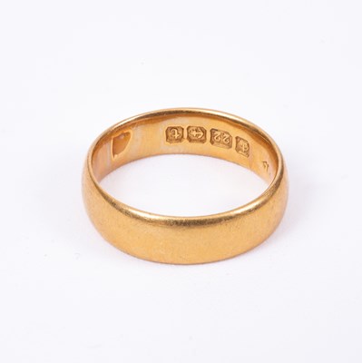 Lot 69 - A 22ct gold wedding band