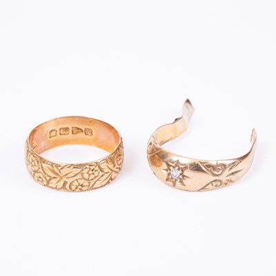 Lot 70 - An 18ct gold engraved wedding band