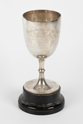 Lot 9 - An Edwardian silver trophy cup