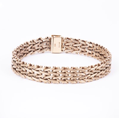 Lot 100 - A 9ct gold bracelet