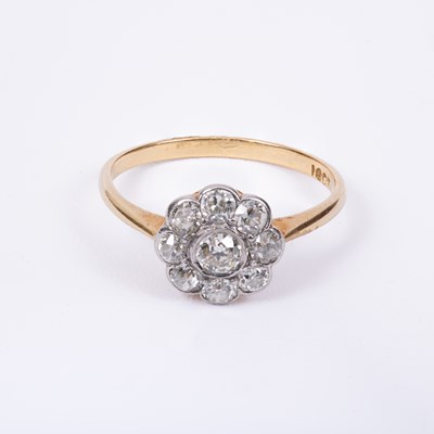 Lot 102 - A diamond cluster ring