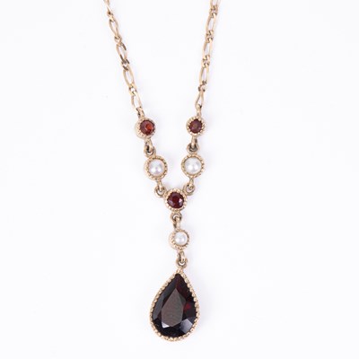 Lot 105 - A garnet and pearl pendant necklace