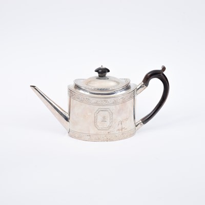 Lot 5 - A George III silver teapot