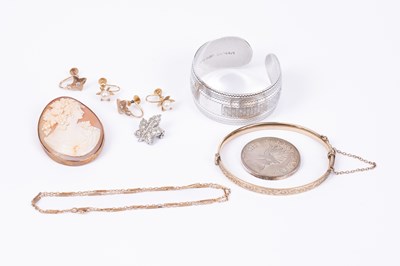 Lot 106 - A cameo brooch in 9ct gold frame