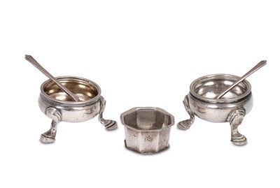 Lot 412 - A near pair of George II silver cauldron salts