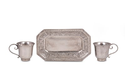 Lot 422 - A pair of early Georgian silver tea cups