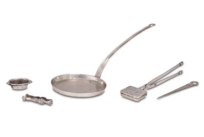 Lot 426 - A quantity of miniature items