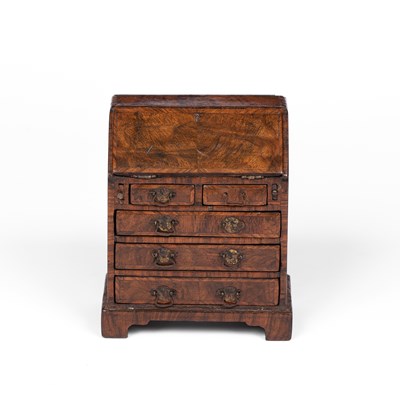Lot 473 - A fine quality dolls' house miniature bureau
