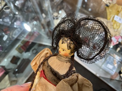 Lot 495 - A fine Grodnertal doll