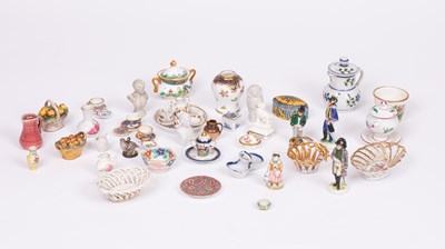 Lot 622 - A group of dolls' house ceramics