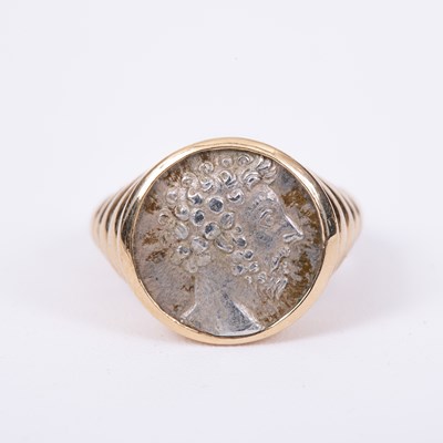 Lot 61 - An 18ct gold ring