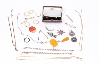 Lot 132 - A broken 9ct gold curb link chain