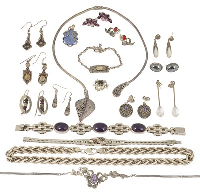 Lot 663 - A quantity of silver and white metal jewellery