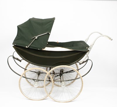 Lot 796 - A Fred McKenzie pram
