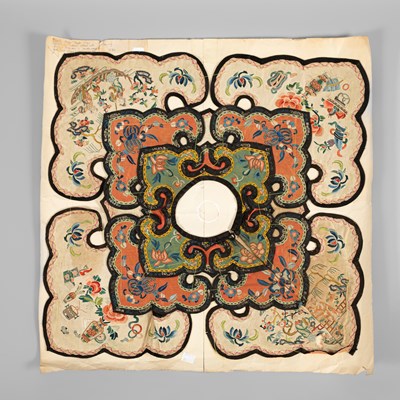 Lot 272 - A Chinese lady's three-tier 'cloud' collar