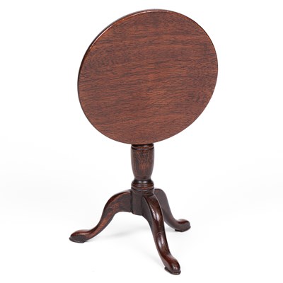 Lot 601 - A toy dolls' house tripod table