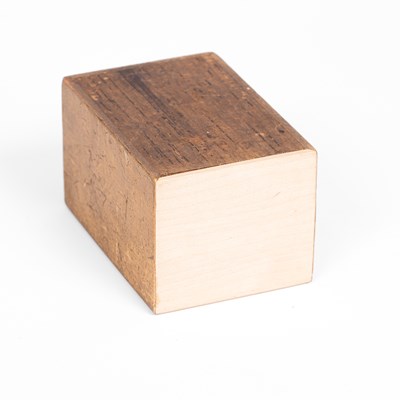 Lot 605 - Miniature dolls' house Books