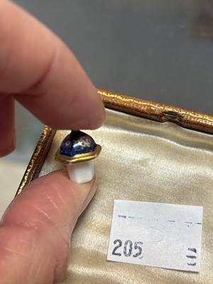 Lot 634 - Queen Mary's Dolls' House